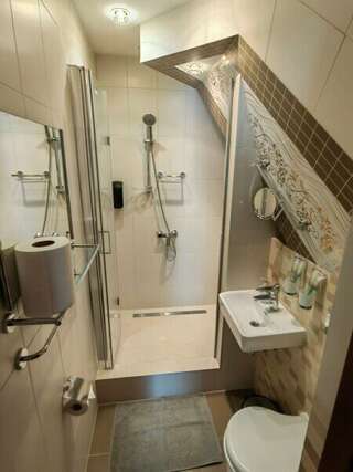 Хостел Ганза Калининград Cемейный номер с собственной ванной комнатой-1