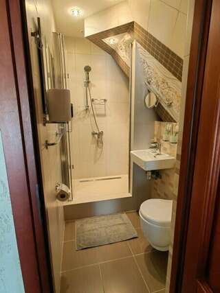 Хостел Ганза Калининград Cемейный номер с собственной ванной комнатой-2
